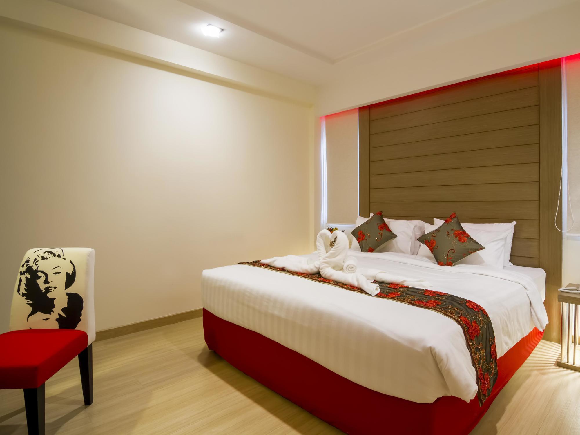 Eleven Avenue Suites Bangkok Exterior photo