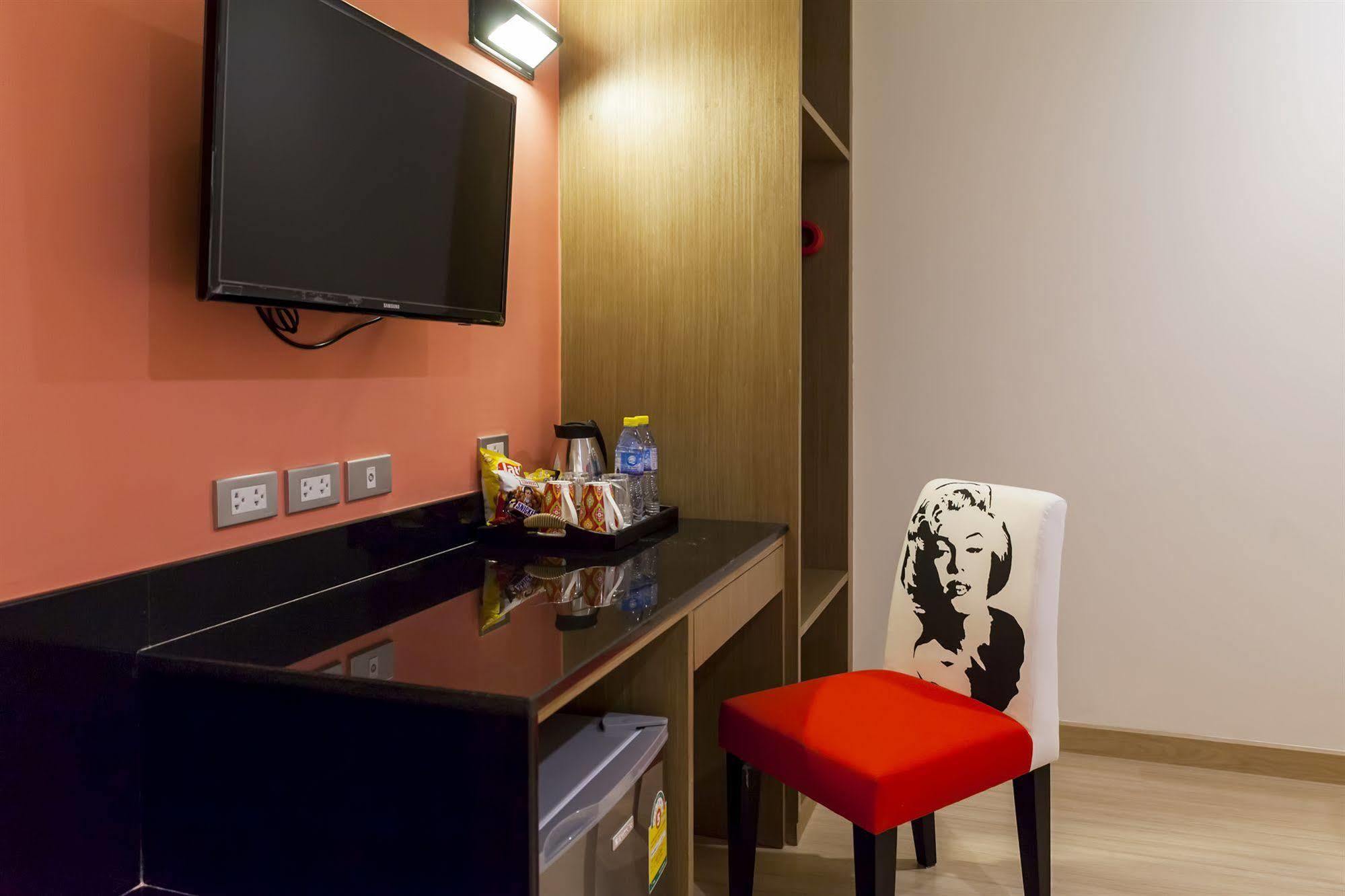 Eleven Avenue Suites Bangkok Exterior photo