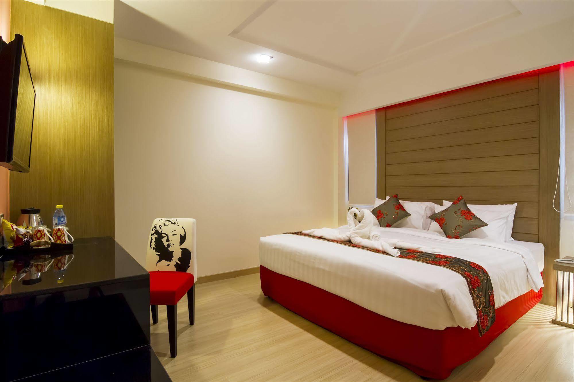 Eleven Avenue Suites Bangkok Exterior photo