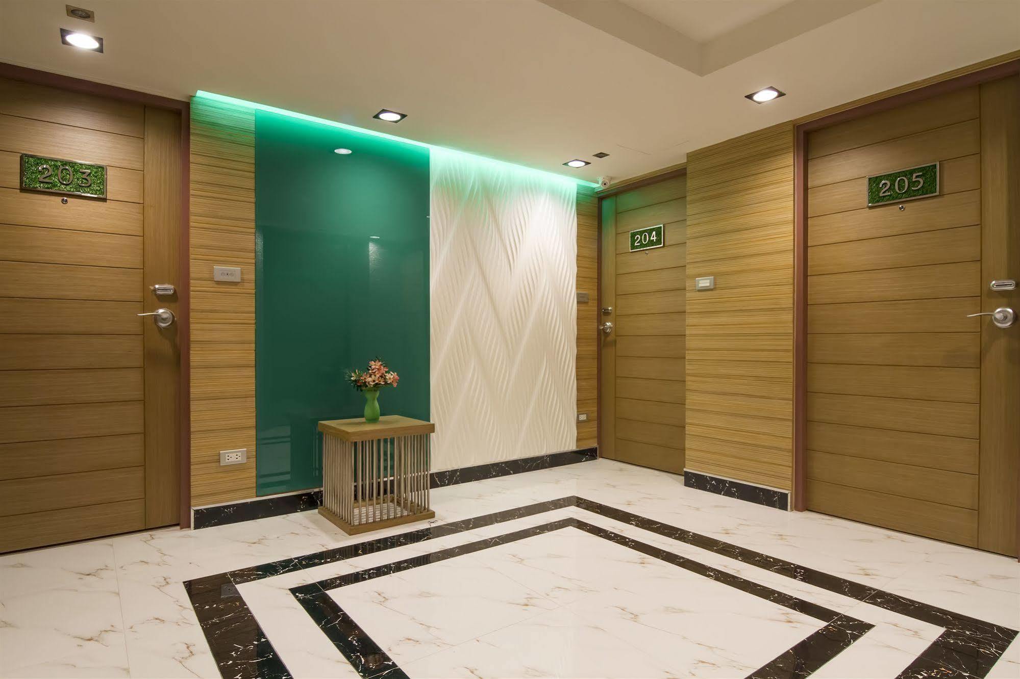 Eleven Avenue Suites Bangkok Exterior photo